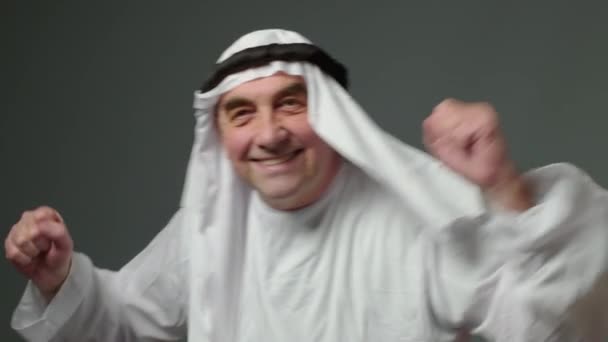Elderly Man United Arab Emirates Traditional Clothes Posing Studio Beautiful — 비디오