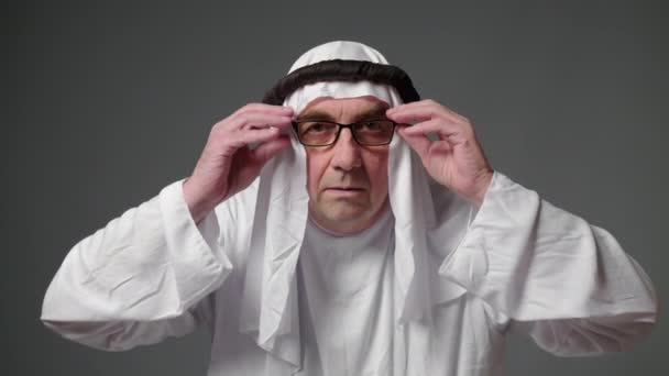 Elderly Muslim Sheikh Shocked Surprised Man Surprise Shoots Glasses Looks — Vídeo de stock