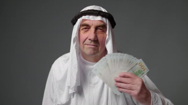 Elderly Man United Arab Emirates Traditional Clothes Posing Studio Beautiful — Video Stock