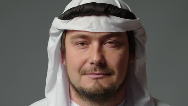 Man United Arab Emirates Traditional Clothes Posing Studio Beautiful Islamic — Stockvideo
