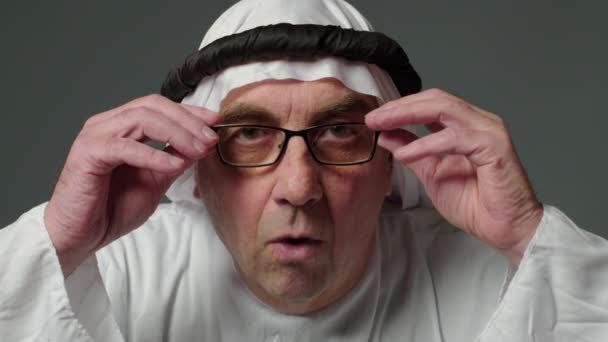 Elderly Muslim Sheikh Shocked Surprised Man Surprise Shoots Glasses Looks — Vídeo de Stock