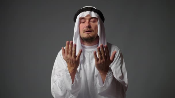 Adult Muslim Man White Traditional Clothes Praying Close Shot Portrait — 图库视频影像