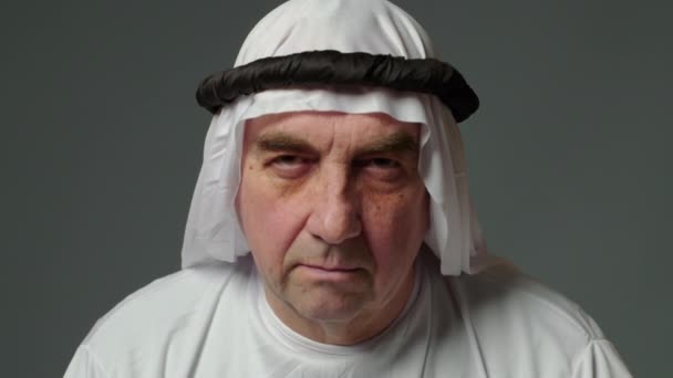 Elderly Man United Arab Emirates Traditional Clothes Posing Studio Beautiful — Vídeo de Stock