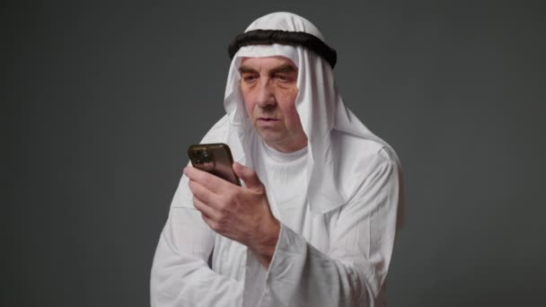 Elderly Man United Arab Emirates Traditional Clothes Posing Studio Beautiful — Stockvideo