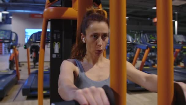 Sportmeisje Sportschool Voert Fysieke Oefeningen Uit Lichamelijke Conditie Gezondheid Verbeteren — Stockvideo