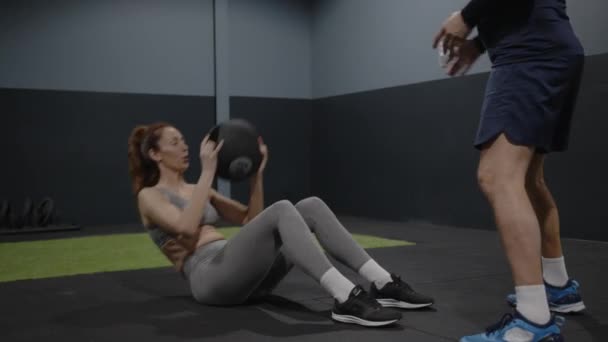年轻的一对有决心的运动夫妇在健身房用健身球进行运动 运动队合作 积极的体育概念 高质量的4K镜头 — 图库视频影像