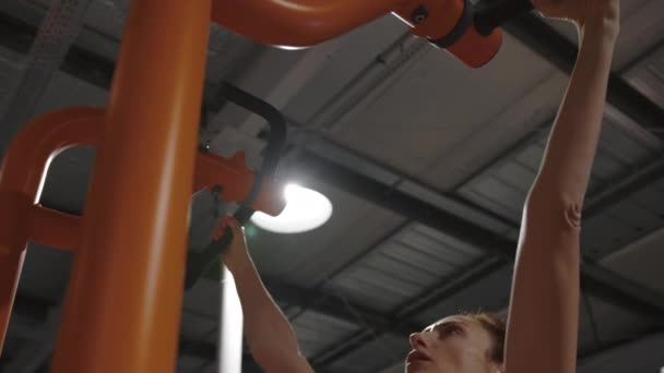 Фитнес Женщина Накачивает Мышцы Делая Упражнения Подтягивания Тренажерном Зале Красивые — стоковое видео