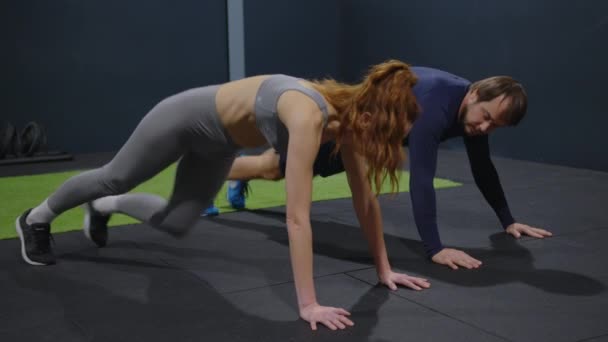 健身和健身一起训练朋友 为腹肌进行核心力量锻炼 运动和运动员健康的人们在健康俱乐部做运动的有氧运动 高质量4K — 图库视频影像