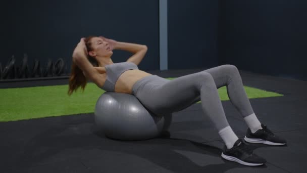 Vrouw Met Een Mooie Lichaamsbouw Speelt Fitness Sportschool Heeft Een — Stockvideo