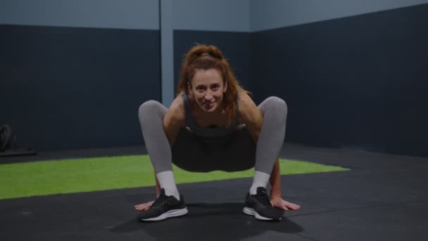 Vrouw Met Een Mooie Lichaamsbouw Speelt Fitness Sportschool Heeft Een — Stockvideo