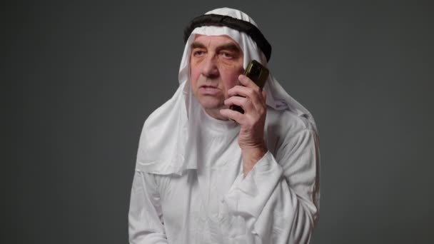 Elderly Man United Arab Emirates Traditional Clothes Posing Studio Beautiful — Wideo stockowe