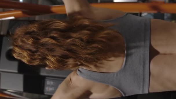 Fit Neohrožený Vertikální Video Ultimate Female Workout Experience Sportovní Dívka — Stock video