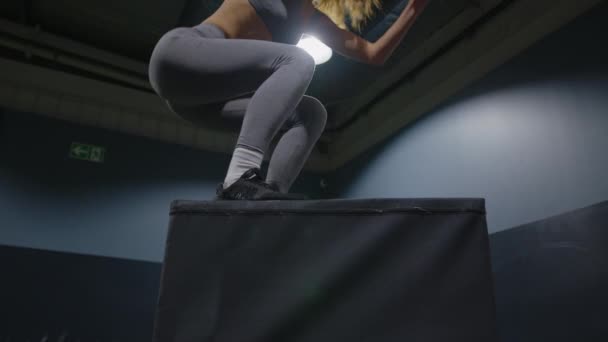 Beautiful Athletic Woman Performs Box Jumps Intense Crossfit Workout Gym — Vídeo de stock