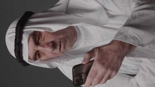 Man United Arab Emirates Traditional Clothes Posing Studio Beautiful Islamic — Vídeo de Stock