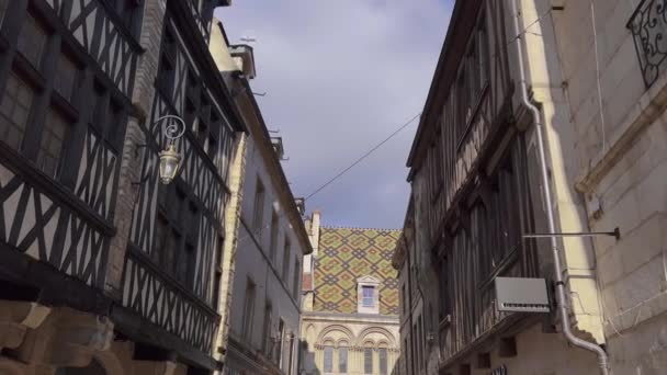 フランスのディジョン 2023年2月6日 ブルゴーニュの首都ディジョンの歴史的中心部を歩く 中世の古代の知識とホテルは今日まで保存されている フランス文化 — ストック動画