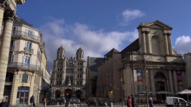 Dijon, Fransa - Şubat 06, 2023: Burgundy 'nin başkenti Dijon' un tarihi merkezine doğru yürüyün. Orta Çağ 'ın kadim bilgisi ve otelleri bugüne kadar korunmuştur. Fransız kültürü.
