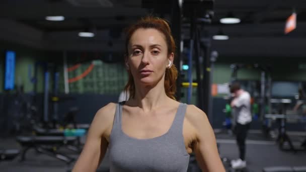 Kvinna Med Vacker Fysik Spelar Kondition Gymmet Hon Har Smal — Stockvideo
