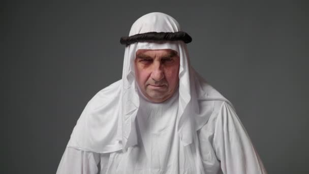 Elderly Man United Arab Emirates Traditional Clothes Posing Studio Beautiful — ストック動画
