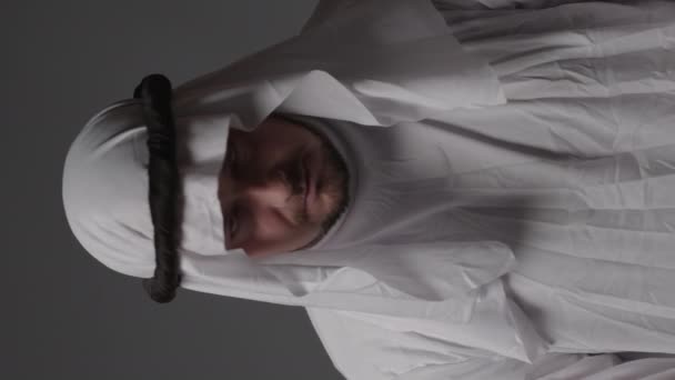 Man United Arab Emirates Traditional Clothes Posing Studio Beautiful Islamic — Stok Video