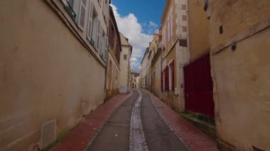 Auxerre 'in merkezindeki çarpıcı caddenin görüntüsünü yakalayan video, şehrin zengin tarihi ve Fransız mirasını gözler önüne seriyor. Geleneksel Fransız evleriyle dolu bir sokak. Yüksek kalite 4k görüntü