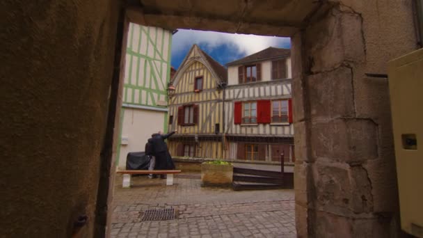 Auxerre Merkezinde Arkasında Bulutlar Olan Eski Geleneksel Fransız Evlerinin Olduğu — Stok video