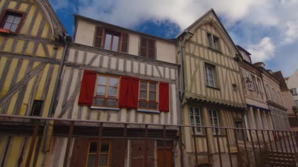 背景に雲とオセールの中心部に古い伝統的なフランスの家と美しい通りの眺め フランスの歴史の遺産 歴史的なホテル フランスのカラフルな家 時間の経過 — ストック動画