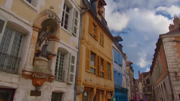 Auxerre Merkezinde Arkasında Bulutlar Olan Eski Geleneksel Fransız Evlerinin Olduğu — Stok video