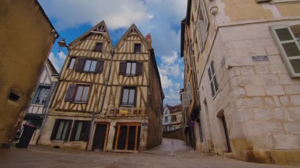 背景に雲とオセールの中心部に古い伝統的なフランスの家と美しい通りの眺め フランスの歴史の遺産 歴史的なホテル フランスのカラフルな家 時間の経過 — ストック動画