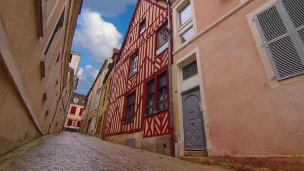 Άποψη Ενός Όμορφου Δρόμου Παλιά Παραδοσιακά Γαλλικά Σπίτια Στο Κέντρο — Αρχείο Βίντεο