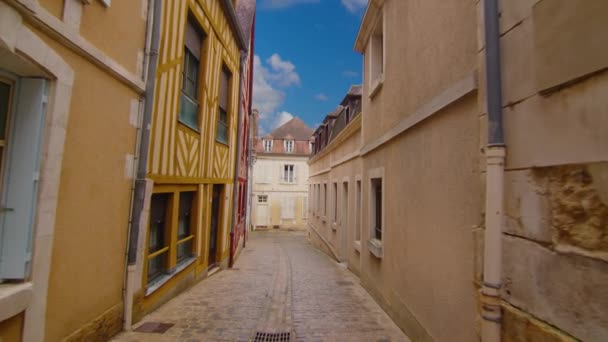 ビデオでは オーセールの中心部に位置する素晴らしい通りの景色を捉え 豊かな歴史とフランスの遺産を紹介しています 古い伝統的なフランスの家がある通り 高品質4K映像 — ストック動画