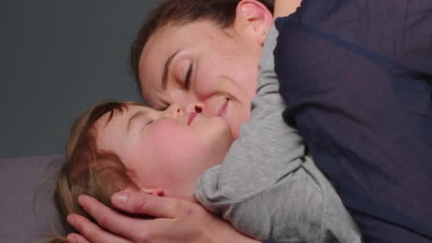 Gros Plan Jeune Mère Joue Embrasse Petite Fille Dans Une — Video