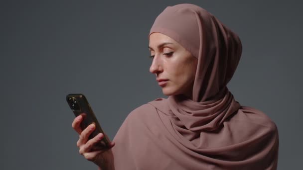 Portret Szczęśliwej Muzułmańskiej Kobiety Biznesu Cieszyć Się Sukcesem Telefon Komórkowy — Wideo stockowe