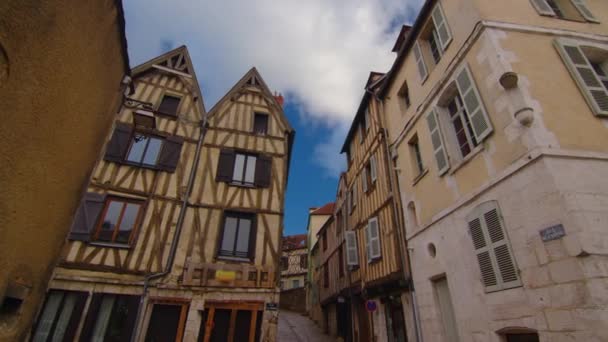 Över Vacker Gata Med Gamla Traditionella Franska Hus Centrum Auxerre — Stockvideo
