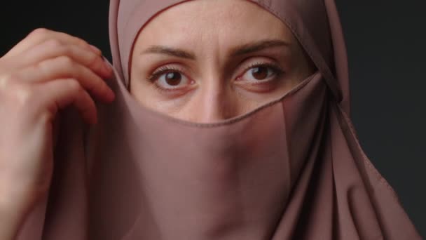 Close Portret Van Onafhankelijke Moslim Zakenvrouw Kijken Serieus Vertrouwen Camera — Stockvideo