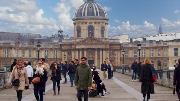 Париж Франция Февраля 2023 Года Лион Мосту Искусств Туристы Посещающие — стоковое видео