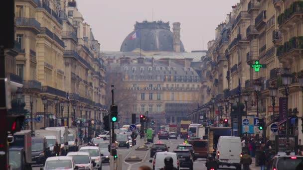 Paříž Francie Února 2023 Hlavní Francouzská Ulice Paříži Auty Lidmi — Stock video