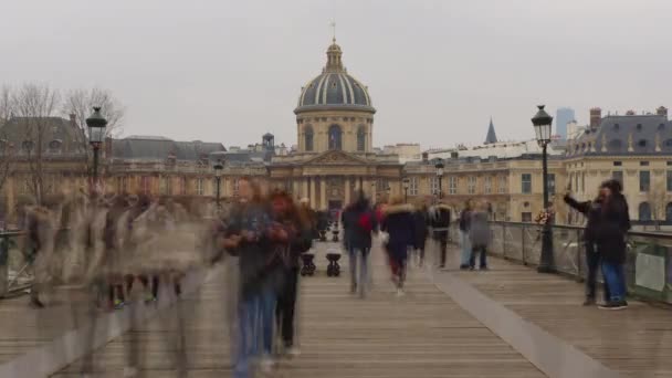 2023年2月22日フランス ザールのライフスタイル パリを訪れる観光客 景色を楽しむ パリの人々は有名な橋の上でパリの中心部を散策します 高品質4K映像 — ストック動画