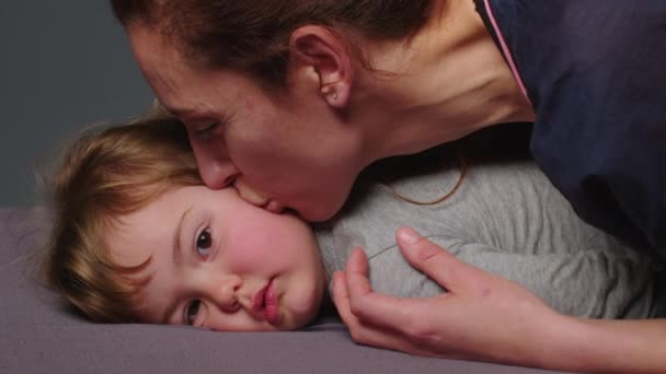 Gros Plan Jeune Mère Joue Embrasse Petite Fille Dans Une — Video