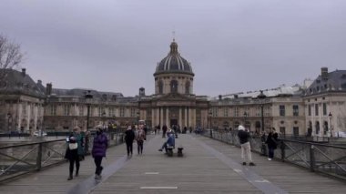 Paris, Fransa, 22 Şubat 2023 Pont des Arts Köprüsü ve Paris 'te yürüyen çok az insan. Yüksek kalite 4k görüntü