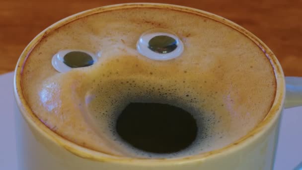 Κοντινό Φλιτζάνι Καφέ Μάτια Και Στόμα Ουρλιάζουν Πολύ Δυνατά Καφές — Αρχείο Βίντεο