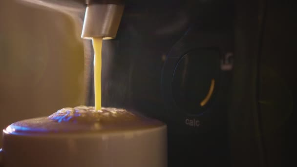 Μηχανή Του Καφέ Γεμίζει Ένα Φλιτζάνι Μετατρέποντας Τον Καφέ Φλιτζάνι — Αρχείο Βίντεο