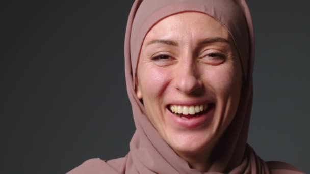 Muslim Woman Laughs Joyfully Looks Camera Woman Traditional Muslim Clothes — Αρχείο Βίντεο