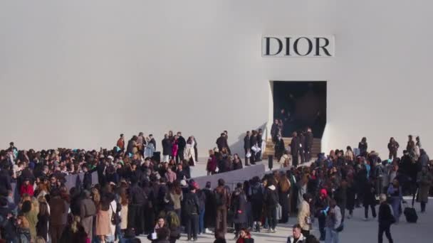 2023年2月28日 フランス モデルの散歩の近くで彼の有名人に会うファンの巨大な群衆 写真家がパリ ファッションウィークに登場 Dior人気スター 高品質4K映像 — ストック動画
