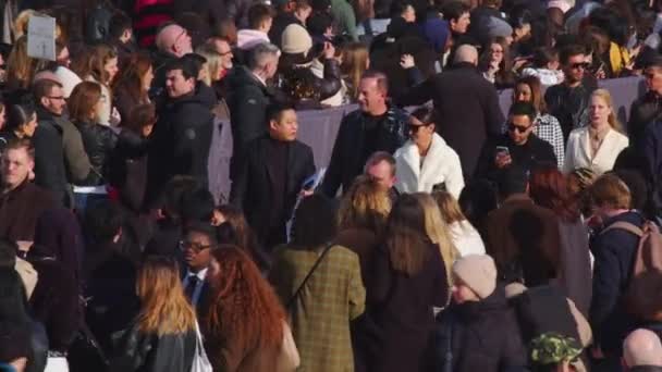 Paris França Fevereiro 2023 Uma Enorme Multidão Fãs Encontra Suas — Vídeo de Stock