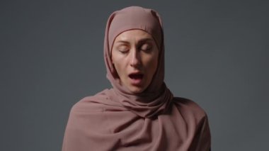 Vay canına. Türbanlı sürpriz bir kadın. Yüksek kalite 4k görüntü