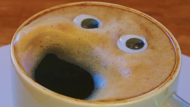 Κοντινό Φλιτζάνι Καφέ Μάτια Και Στόμα Ουρλιάζουν Πολύ Δυνατά Καφές — Αρχείο Βίντεο