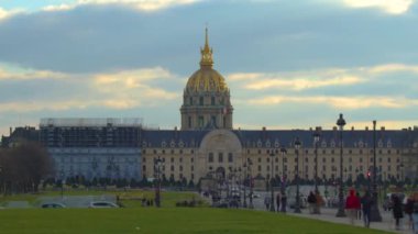 Hotel des Invalides 'in altın kubbesi ve Paris' in çatıları. Sokak lambaları ve yol trafiği. Yüksek kalite 4k görüntü