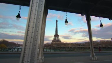 Seine nehri üzerindeki ünlü köprü Paris 'in en popüler yerlerinden biridir. Eski metro köprünün üzerinden geçiyor. Günbatımında Eyfel Kulesi 'nin harika manzarası. Yüksek kalite 4k görüntü