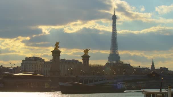 Beautiful Parisian Bridge River Seine Golden Sculptures Street Lamps Pont — стоковое видео