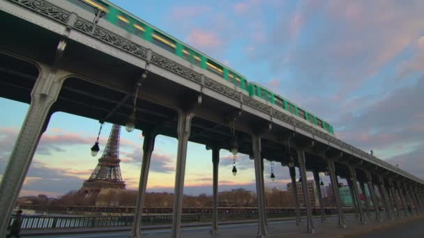 Поезд Метро Через Мост Бир Хакайм Знаменитая Достопримечательность Парижа Высококачественные — стоковое видео